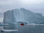 Grönland. Bootsfahrt im Polarmeer. Diese riesigen Eisberge sind Abbruchstücke des Inlandeises auf Grönland.