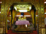 Myanmar. Der Inle-See. In der Phaung-Daw-U-Pagode. Diese Pagode gilt als heiligste Stätte am Inle-See. Millionen von Pilgern haben die 5 Buddhas mit Goldblättchen beklebt, so dass heute nur noch fünf große Goldklumpen zu sehen sind. 