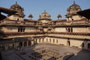 Indien. Orchha. Das eindrucksvollste Bauwerk in Orchha ist der gewaltige Palast Jahangir Mahal aus dem 17. Jahrhundert. 