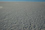 Bolivien. Im Südwesten Boliviens, auf mehr als 3600 Metern Höhe, liegt der Salar de Uyuni, der größte Salzsee unserer Erde. Über 140 km lang und 110 km breit erstreckt sich dieses weiße Wunder der Natur mit seiner fast 10 m dicken Salzkruste.