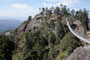 Mexico. Wanderung auf etwa 3.000 m Höhe in der Sierra de Oaxaca. Schwindelfreiheit kann hier keinesfalls schaden.