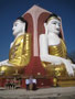 Myanmar. In der Stadt Bago befinden sich diese vier riesigen Buddhastatuen. 