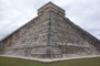 Mexico. Chichén Itzá ist eine der bedeutendsten Ruinenstätten auf der Halbinsel Yucatán. Sie gehört zur späten Maya-Kultur. Einzigartig ist, wie in Chichén Itzá verschiedene Architekturstile verwendet wurden. Heute sind die Ruinen UNESCO-Weltkulturerbe.