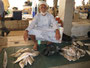 Oman. In der Stadt Sur. Der große Fischmarkt lockt jeden Morgen zahlreiche Besucher an.