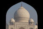 Indien. Agra. Das Taj Mahal ist das Zeichen einer unsterblichen Liebe und eines der schönsten Bauwerke auf unserer Erde. Der Großmogul Shah Jahan ließ es zum Gedenken an seine im Jahre 1631 verstorbene Lieblingsfrau Mumtaz Mahal erbauen. 