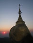 Myanmar. Der goldene Felsen von Kyaiktiyo ist einer der heiligsten Orte des Landes. Der Legende nach hält ein Haar von Buddha den Felsen im Gleichgewicht. Jeder Buddhist in Myanmar pilgert mindestens einmal im Leben hierher.