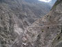 Pakistan. Jeepfahrt von Jhel nach Raikiot Bridge. Der Höhenunterschied beträgt auf 20 km etwa 1.300 Höhenmeter. Wer eine Kurve verpasst, fliegt viele hundert Meter tief in die Schlucht.