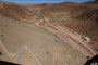 Argentinien. Mit dem Tren a las Nubes, dem Zug in die Wolken, befährt man eine der höchstgelegenen und spektakulärsten Eisenbahnstrecken der Erde. Über 13 Viadukte, durch 21 Tunnel, 2 Gleisspiralen und 2 "Zickzacks" fährt der Zug bis auf 4.188 m Höhe.