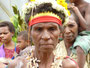 Papua Neuguinea. Provinz East Sepik. Dorfbesuch am Sepik-Fluss. Das Tanzen und Singen hat in der Kultur von Papua Neuguinea einen sehr hohen Stellenwert. Ein Sing Sing mit Geistertanz festigt den Zusammenhalt des Stammes und schreckt die Feinde ab.