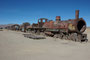 Bolivien. In der Nähe des Salar de Uyuni liegt der Cementerio de Trenes, ein Zugfriedhof, der an die Vergangenheit Uyunis als Eisenbahnknotenpunkt erinnert. Unzählige Lokomotiven und Waggons rosten hier ganz langsam vor sich hin.