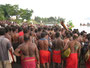 Papua Neuguinea. Provinz East New Britain-Stadt Kokopo. Um die Götter gnädig zu stimmen, werden sie von den Menschen ehrfurchtsvoll empfangen. Einmal im Jahr wird hier in Kokopo der tubuanische Geist an Land gebracht und mit der Kinavai-Zeremonie begrüßt.