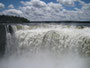 "Das große Wasser". Die beeindruckenden Wasserfälle von Iguazu´. An der Grenze zwischen Brasilien und Argentinien stürzen die Fluten des Rio Iguazu´ auf einer Breite von über 2.700 m in eine 75 m tiefe Schlucht.