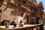 Indien. Jaisalmer. Stadtbesichtigung. Prunkvolles Haveli (Kaufmannshaus) aus dem 19. Jahrhundert.