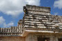 Mexico. Uxmal, ca. 600 n. Chr. entstanden, war ehemals eine der großen und kulturell bedeutenden Städte der Maya. Der Name Uxmal steht in der Mayasprache für „die dreimal Erbaute". Die Bedeutung vieler Bauten gibt bis heute noch Rätsel auf. 