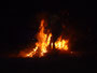 Papua Neuguinea. Bergdorf Baining. Hier beginnen die Dorfbewohner in der Nacht mit dem spektakulären Feuertanz.