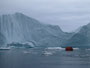 Grönland. Bootsfahrt im Polarmeer. Diese riesigen Eisberge sind Abbruchstücke des Inlandeises auf Grönland.