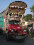 Pakistan. Hier gilt die Devise: So schön wie zu Hause die Frau, muss auch der LKW sein. Dafür werden keine Kosten und Mühen gescheut.