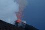 Süditalien. Insel Stromboli. Alle 20-30 Minuten schleudert der gleichnamige Vulkan Lava in 200 m Höhe. Seit der Antike wird er "Leuchtturm des Mittelmeeres" genannt. Aus relativ sicherer Entfernung kann man dieses einmalige Naturschauspiel bewundern.
