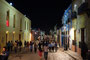 Mexico. Oaxaca wurde bereits 1532 gegründet und ist die Hauptstadt des mexikanischen Bundesstaates Oaxaca. Sie liegt in einem Tal der Sierra Madre del Sur, ca. 1.550 m über dem Meeresspiegel. Das Stadtzentrum ist abends ein beliebter Treffpunkt.