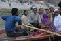 Indien. Varanasi. Was Mekka für die Moslems, das ist Varanasi für die Hindus - die Heiligste unter den Städten. Seit Jahrtausenden strömen Millionen Pilger an den Ganges, um beim rituellen Bad von ihren Sünden gereinigt zu werden.