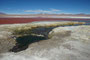Bolivien. Die Laguna Colorada liegt auf 4.300 m Höhe und ist wegen der auffälligen roten Farbe einzigartig. Die Rotfärbung entsteht durch Mineralien und eine ganz besondere Algenart.
