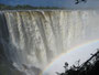 "Donnernder Rauch". Die gewaltigen Victoria-Wasserfälle. An der Grenze zwischen Sambia und Simbabwe stürzen die Fluten des Sambesi in eine 110 m tiefe Schlucht.
