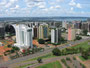 Brasilien. Hauptstadt Brasilia. Die künstliche Stadt, am Reißbrett entworfen. In 1000 Tagen stampften Heere von Bauarbeitern bis 1960 Brasilia aus der roten Erde. Wie ein riesiges Raumschiff liegt die Stadt unter dem blauen Himmel. 