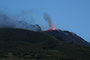 Süditalien. Insel Stromboli. Alle 20-30 Minuten schleudert der gleichnamige Vulkan Lava in 200 m Höhe. Seit der Antike wird er "Leuchtturm des Mittelmeeres" genannt. Aus relativ sicherer Entfernung kann man dieses einmalige Naturschauspiel bewundern.