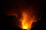Vanuatu. Der Yasur ist einer der aktivsten Vulkane der Erde. Seit über 800 Jahren spuckt er fast im Minutentakt Lavafontänen, Steinbomben und Rauch in die Höhe. Dazu lassen gewaltige Explosionen die Erde beben. Ein phantastisches Naturschauspiel.