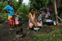 Vanuatu. Ein besonderer Höhepunkt ist der Besuch in den einheimischen Dörfern. Nur wenige Touristen finden den Weg hierher. Die gastfreundlichen Menschen leben von und mit der Natur.