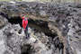 Süditalien. Sizilien. Der Ätna ist mit einer Höhe von ca. 3.350 m Europas mächtigster Vulkan. In den Lavafeldern finden sich Hohlräume und Höhlen, die durch Lufteinschlüsse in der heißen Lava entstanden sind. Die Erkundung ist ein einzigartiges Abenteuer.