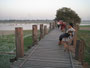 Myanmar. Die U-Bein-Brücke von Amarapura ist mit 1.200 m die längste Teakholzbrücke der Erde. Jeden Abend treffen sich hier die Menschen zum Genießen des einmaligen Sonnenuntergangs. 