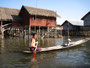 Myanmar. Der Inle-See. Hier ist die Heimat der Inthas, der "Söhne des Sees". Die Bambushäuser der Bewohner sind auf Stelzen errichtet worden.