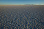 Bolivien. Im Südwesten Boliviens, auf mehr als 3600 Metern Höhe, liegt der Salar de Uyuni, der größte Salzsee unserer Erde. Über 140 km lang und 110 km breit erstreckt sich dieses weiße Wunder der Natur mit seiner fast 10 m dicken Salzkruste.