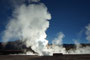 Chile. Das Geysirfeld von El Tatio. Jeden Morgen kurz vor Sonnenaufgang erwachen hier auf 4.300 m Höhe wie von Geisterhand Heißwasserfontänen und Dampfschwaden zum Leben. Bei minus 15°C ist dies ein eiskaltes Schauspiel.