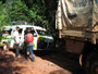 Liberia. Fahrt durch den liberianischen Dschungel nach Gbarnga. Der tiefe Schlamm war zu viel für unser Wägelchen. Einige Male blieb der Kleinbus stecken. Dank unkomplizierter Hilfe von vorbeikommenden LKW´s konnte es trotzdem weitergehen. 