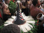 Papua Neuguinea. Provinz East New Britain-Stadt Kokopo. Um die Götter gnädig zu stimmen, werden sie von den Menschen ehrfurchtsvoll empfangen. Einmal im Jahr wird hier in Kokopo der tubuanische Geist an Land gebracht und mit der Kinavai-Zeremonie begrüßt.
