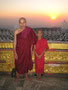 Myanmar. Der goldene Felsen von Kyaiktiyo ist einer der heiligsten Orte des Landes. Der Legende nach hält ein Haar von Buddha den Felsen im Gleichgewicht. Jeder Buddhist in Myanmar pilgert mindestens einmal im Leben hierher.