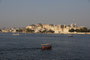 Indien. Udaipur. Der gewaltige Stadtpalast liegt idyllisch direkt am Pichola-See.