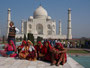 Indien. Agra. Das Taj Mahal ist das Zeichen einer unsterblichen Liebe und eines der schönsten Bauwerke auf unserer Erde. Der Großmogul Shah Jahan ließ es zum Gedenken an seine im Jahre 1631 verstorbene Lieblingsfrau Mumtaz Mahal erbauen. 
