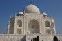 Indien. Agra. Das Taj Mahal ist das Zeichen einer unsterblichen Liebe und eines der schönsten Bauwerke auf unserer Erde. Der Großmogul Shah Jahan ließ es zum Gedenken an seine im Jahre 1631 verstorbene Lieblingsfrau Mumtaz Mahal erbauen. 