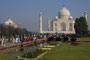 Indien. Agra. Das Taj Mahal ist das Zeichen einer unsterblichen Liebe und eines der schönsten Bauwerke auf unserer Erde. Der Großmogul Shah Jahan ließ es zum Gedenken an seine im Jahre 1631 verstorbene Lieblingsfrau Mumtaz Mahal erbauen. 