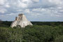 Mexico. Uxmal, ca. 600 n. Chr. entstanden, war ehemals eine der großen und kulturell bedeutenden Städte der Maya. Der Name Uxmal steht in der Mayasprache für „die dreimal Erbaute". Die Bedeutung vieler Bauten gibt bis heute noch Rätsel auf. 