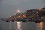Indien. Varanasi. Was Mekka für die Moslems, das ist Varanasi für die Hindus - die Heiligste unter den Städten. Seit Jahrtausenden strömen Millionen Pilger an den Ganges, um beim rituellen Bad von ihren Sünden gereinigt zu werden.