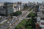 Argentinien. Hauptstadt Buenos Aires. Die "Avenida 9 de Julio" ist die Prachtstraße der Stadt. Sie wurde im Jahre 1960 fertiggestellt und erinnert an den Unabhängigkeitstag Argentiniens am 09.07.1816.
