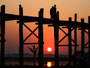 Myanmar. Die U-Bein-Brücke von Amarapura ist mit 1.200 m die längste Teakholzbrücke der Erde. Jeden Abend treffen sich hier die Menschen zum Genießen des einmaligen Sonnenuntergangs. 