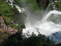 "Das große Wasser". Die beeindruckenden Wasserfälle von Iguazu´. An der Grenze zwischen Brasilien und Argentinien stürzen die Fluten des Rio Iguazu´ auf einer Breite von über 2.700 m in eine 75 m tiefe Schlucht.