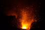 Vanuatu. Der Yasur ist einer der aktivsten Vulkane der Erde. Seit über 800 Jahren spuckt er fast im Minutentakt Lavafontänen, Steinbomben und Rauch in die Höhe. Dazu lassen gewaltige Explosionen die Erde beben. Ein phantastisches Naturschauspiel.