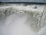 "Das große Wasser". Die beeindruckenden Wasserfälle von Iguazu´. An der Grenze zwischen Brasilien und Argentinien stürzen die Fluten des Rio Iguazu´ auf einer Breite von über 2.700 m in eine 75 m tiefe Schlucht.