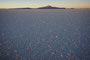 Bolivien. Im Südwesten Boliviens, auf mehr als 3600 Metern Höhe, liegt der Salar de Uyuni, der größte Salzsee unserer Erde. Über 140 km lang und 110 km breit erstreckt sich dieses weiße Wunder der Natur mit seiner fast 10 m dicken Salzkruste.